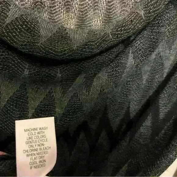 Dana Buchman Black and Gray Chevron Shirt Size Small - Picture 2 of 5